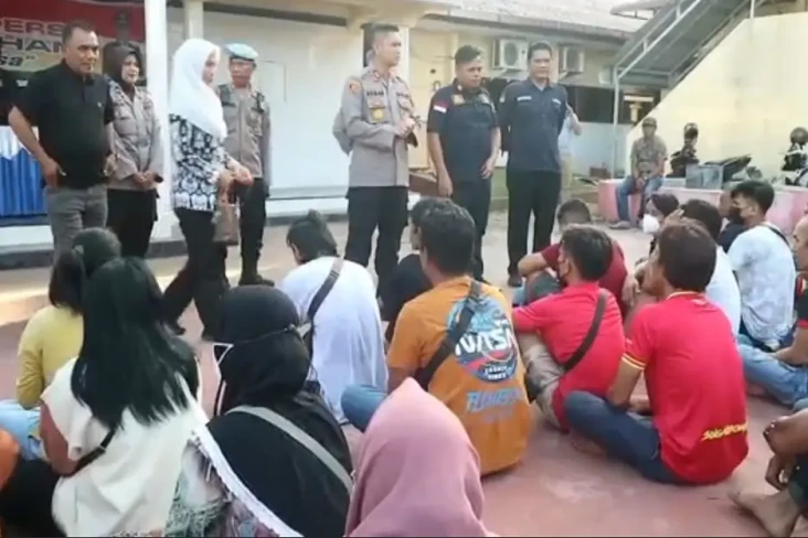 Angkut 64 TKI Ilegal,...