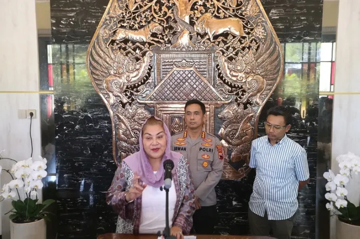 Ijinkan Warga Bagi Takjil,...