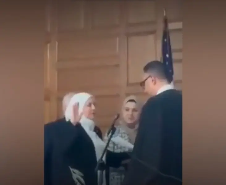 Viral! Hakim Berjilbab...