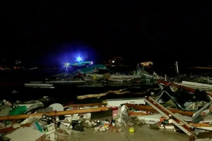 Terjangan Tornado Hancurkan...