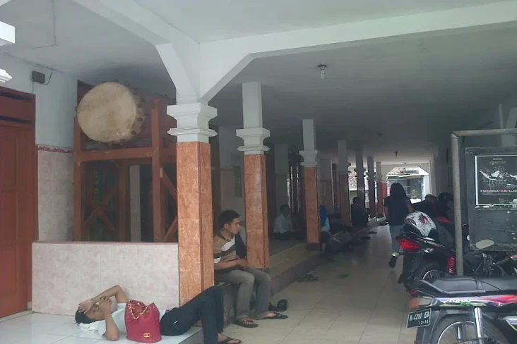 Dibangun di Tengah Kecamuk...