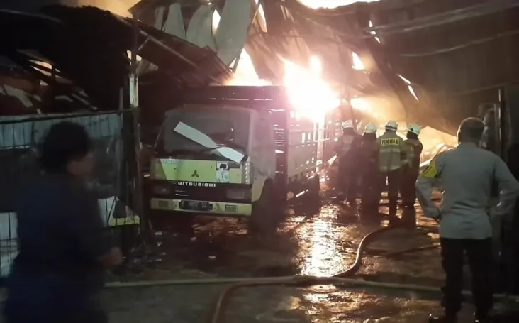 Gudang Alat Pesta Terbakar,...