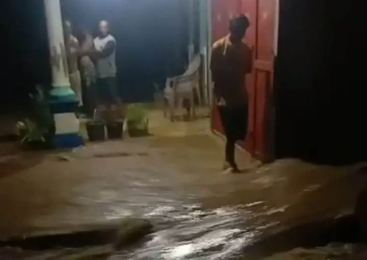 Sungai Way Sekinci Meluap,...