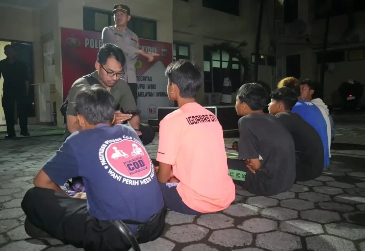 Hendak Perang Sarung,...