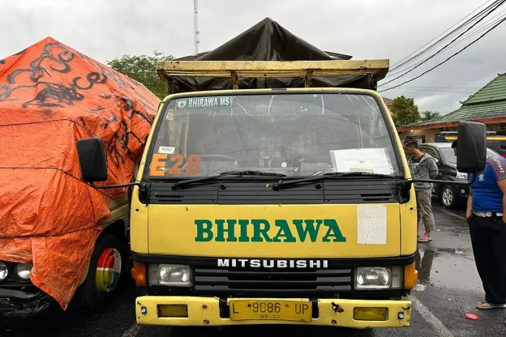 Nekad Dahului Truk Lewat...