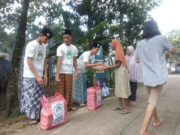 SDG Bagikan Takjil Untuk...