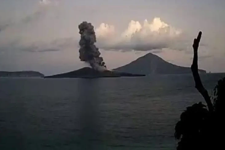 Gunung Anak Krakatau...