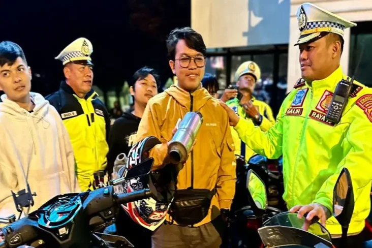 Gunakan Knalpot Bising,...