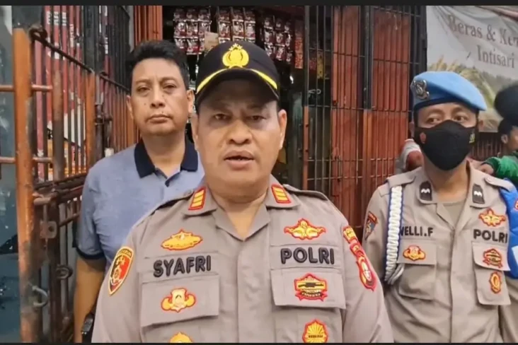 Polisi RW Bongkar Gudang...