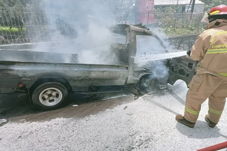 Mobil Pikap Terbakar...