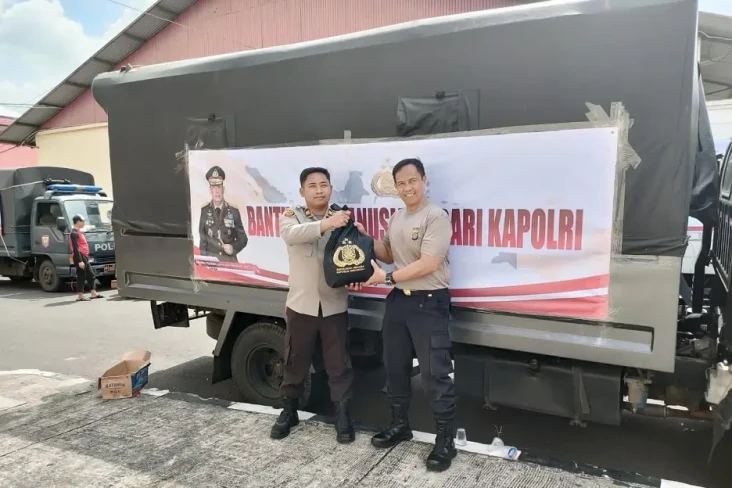 Polisi Salurkan Bantuan...