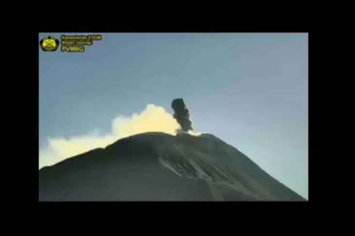 Gunung Api Lewotolok...