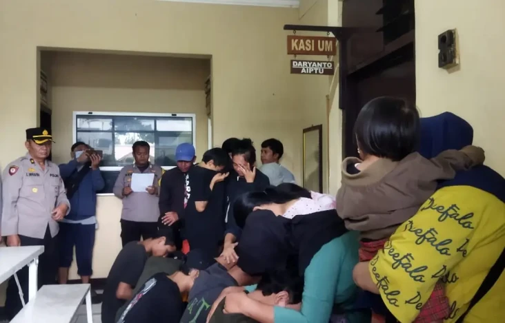 Bangunkan Sahur Sambil...