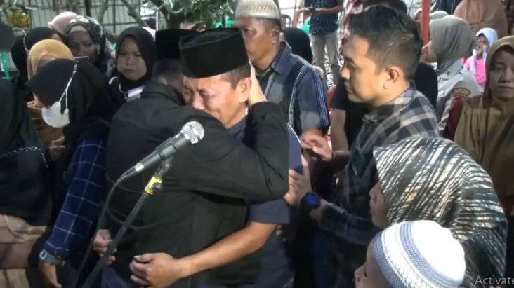Tangis Ayah Briptu RF...