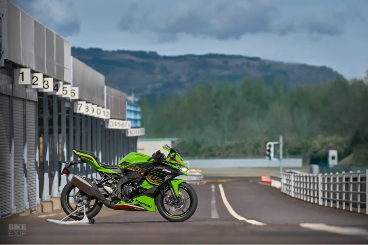 Kawasaki Ninja ZX-4RR...