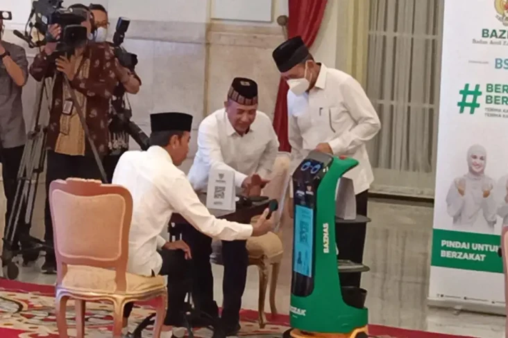 Jokowi Bayar Zakat Dibantu...
