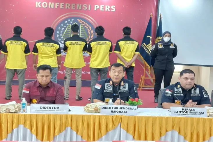 Gunakan Visa Palsu,...