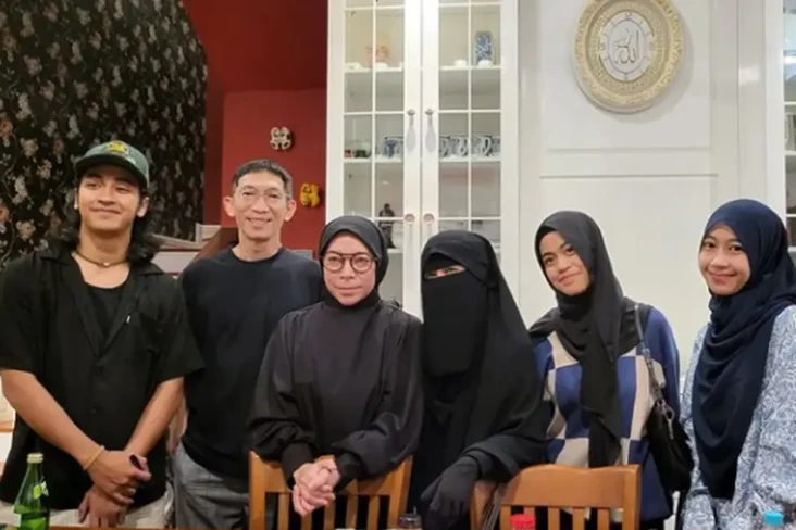 Sambil Senandungkan...