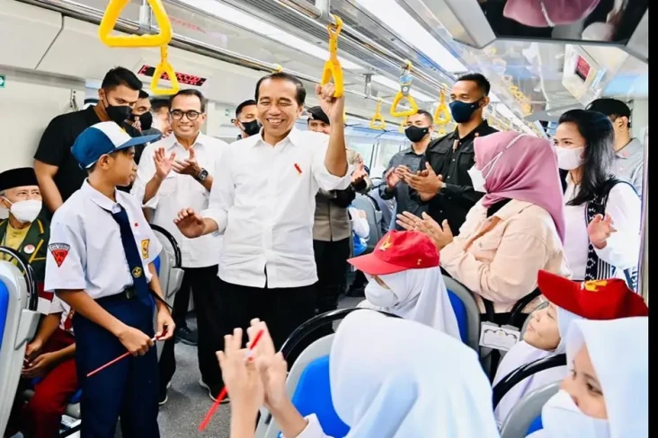Momen Jokowi Ajak Siswa...