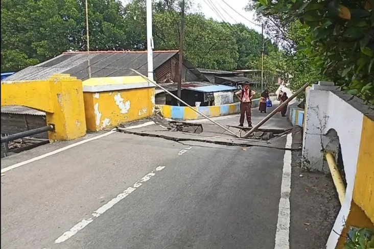 Dilintasi Truk, Jembatan...