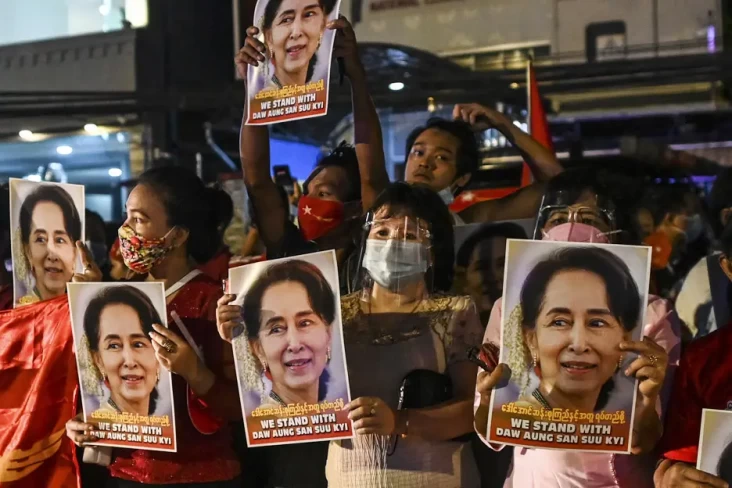 Junta Myanmar Bubarkan...