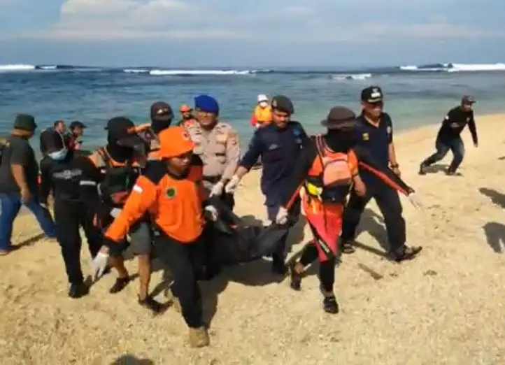 Wisatawan Tewas Terseret...
