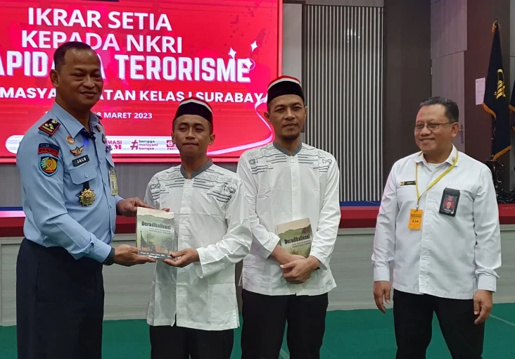 2 Pekan di Lapas Surabaya,...