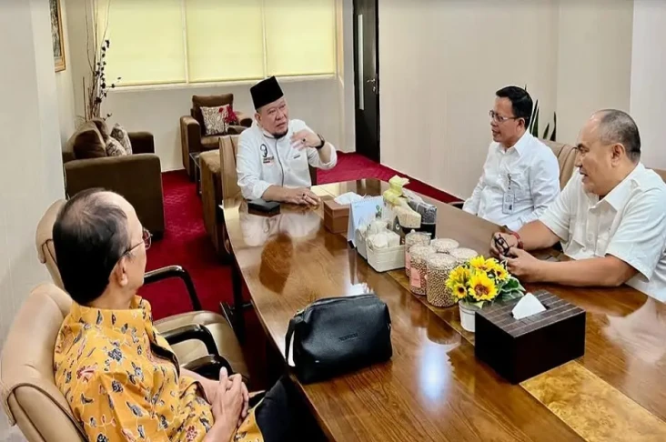 Kunjungi Bulog Jatim,...