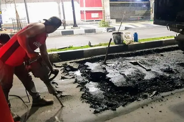Jalan Rusak di MH Thamrin...