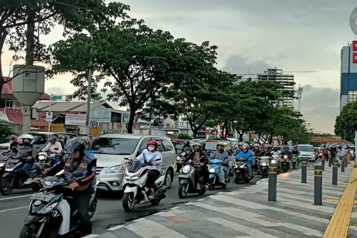 Jelang Buka Puasa, Jalan...