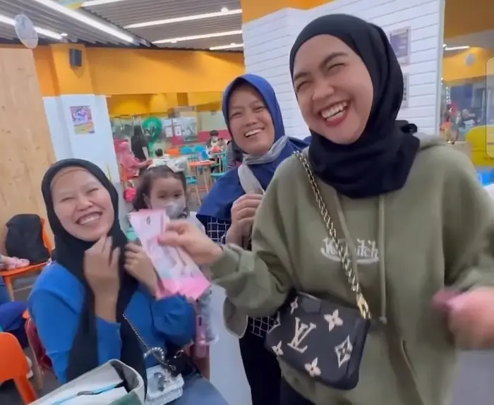 Ria Ricis Bagi-bagi...