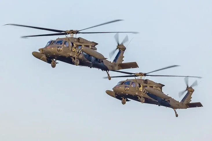 2 Helikopter Black Hawk...