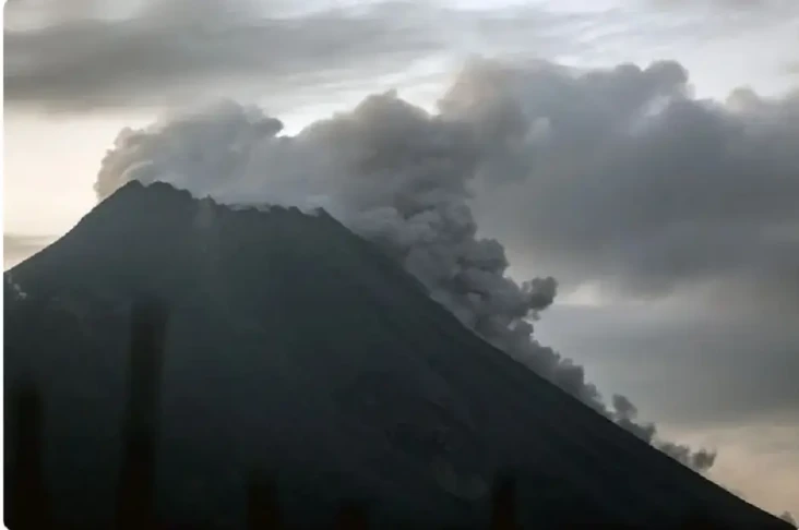 Gunung Merapi Luncurkan...