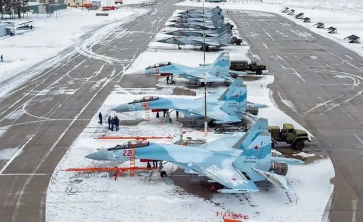 Pesawat Tempur Su-35s...