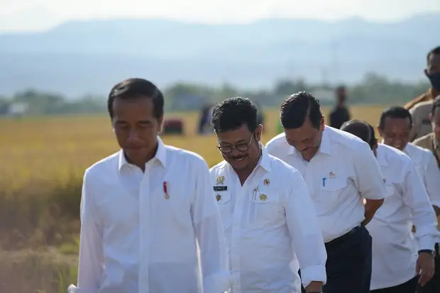 Presiden Jokowi bersama...