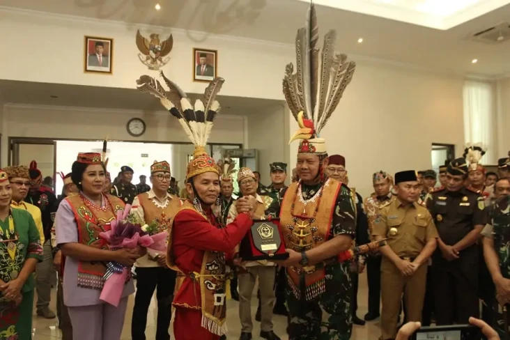Beri Gelar Kehormatan...