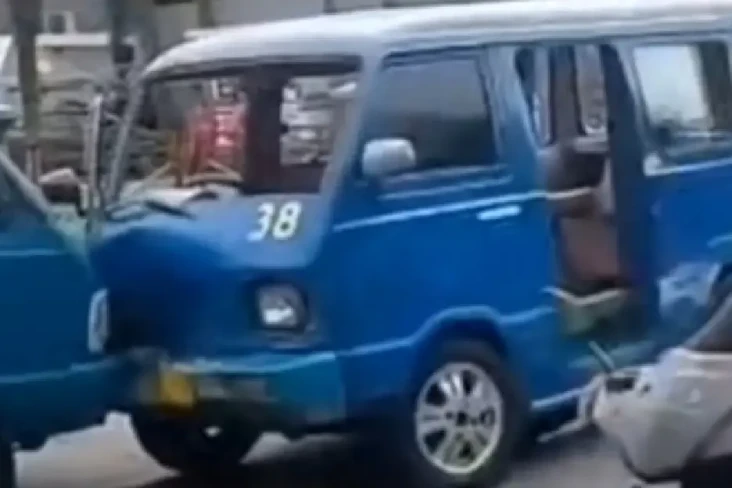 2 Sopir Angkot Adu Jotos...