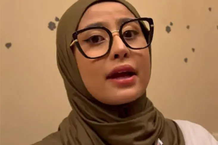Awkarin Tampil Pakai...