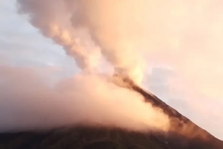 Lontaran Lava Pijar...