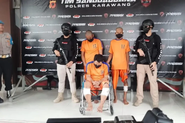Tersungkur Ditembak...