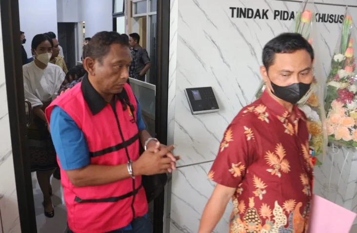 Tersangka Korupsi, Bos...