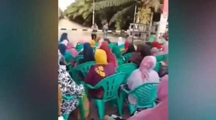 Emak-emak di Madina...