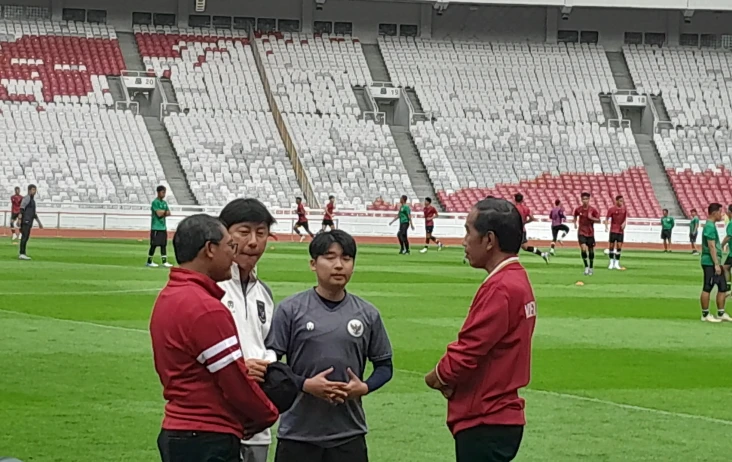 Jokowi Pantau Latihan...