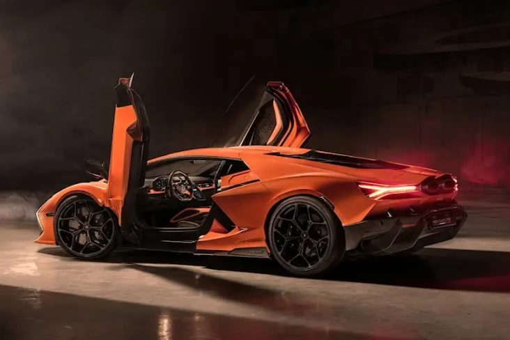 Lamborghini Revuelto...
