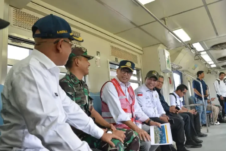 Menhub Coba Kereta Rel...