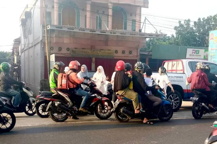 Berbagi di Bulan Ramadan,...