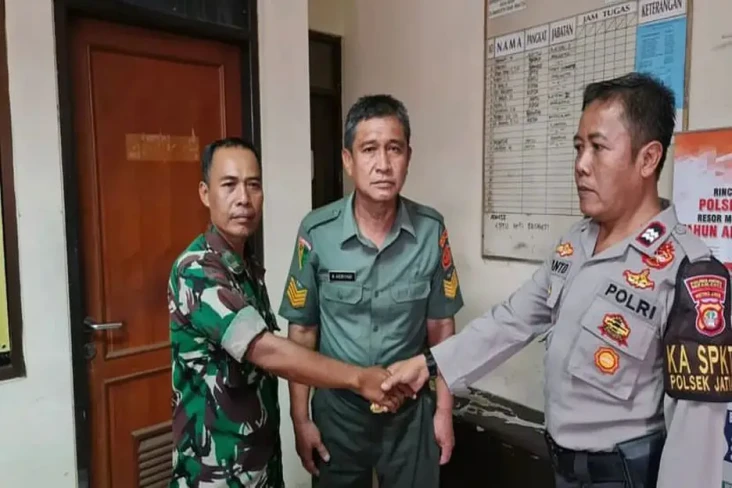Peras Warga, Tentara...