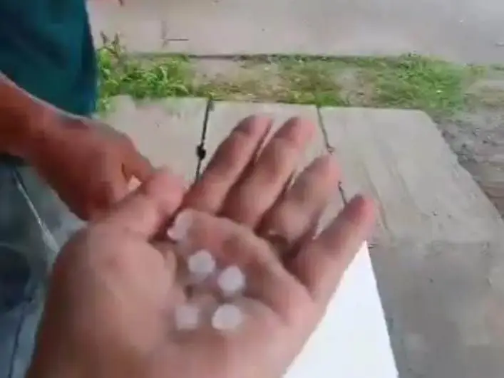 Heboh Hujan Es di Karawang,...