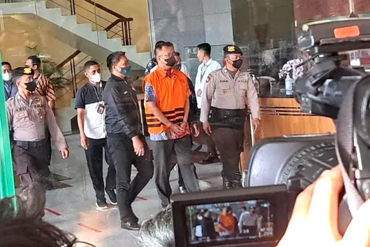 Perjalanan Rafael Alun,...