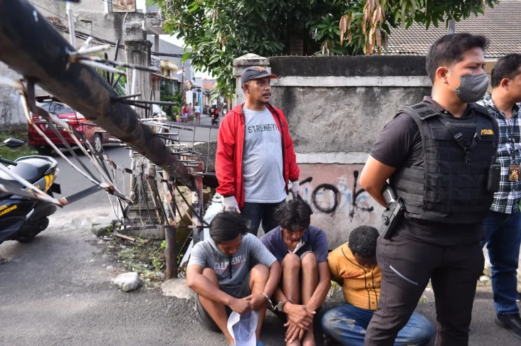 Polisi Acak-acak Kampung...